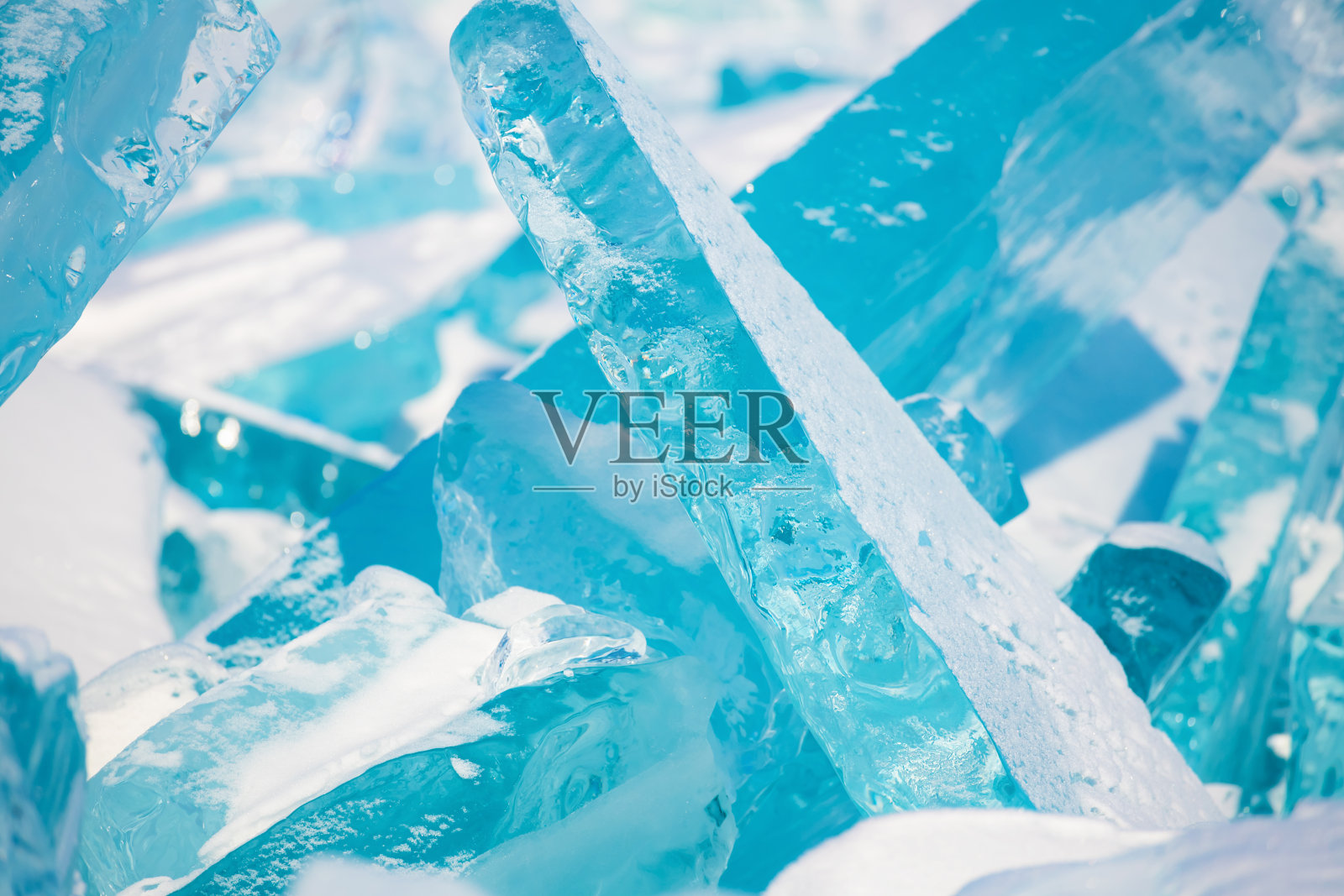 冬季贝加尔湖上的蓝色透明冰和雪。照片摄影图片