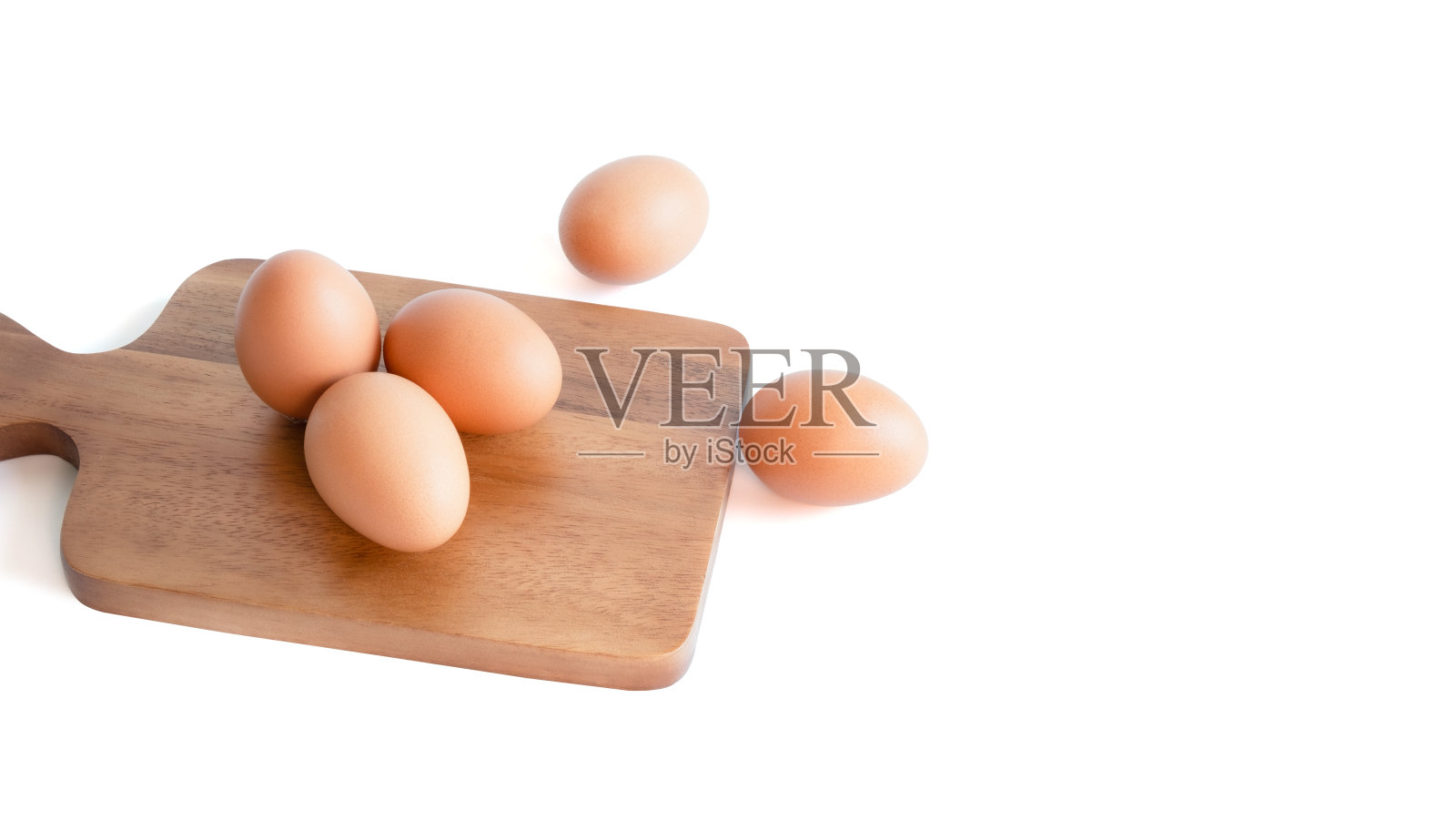 新鲜有机鸡蛋。在棕色砧板上，照片摄影图片