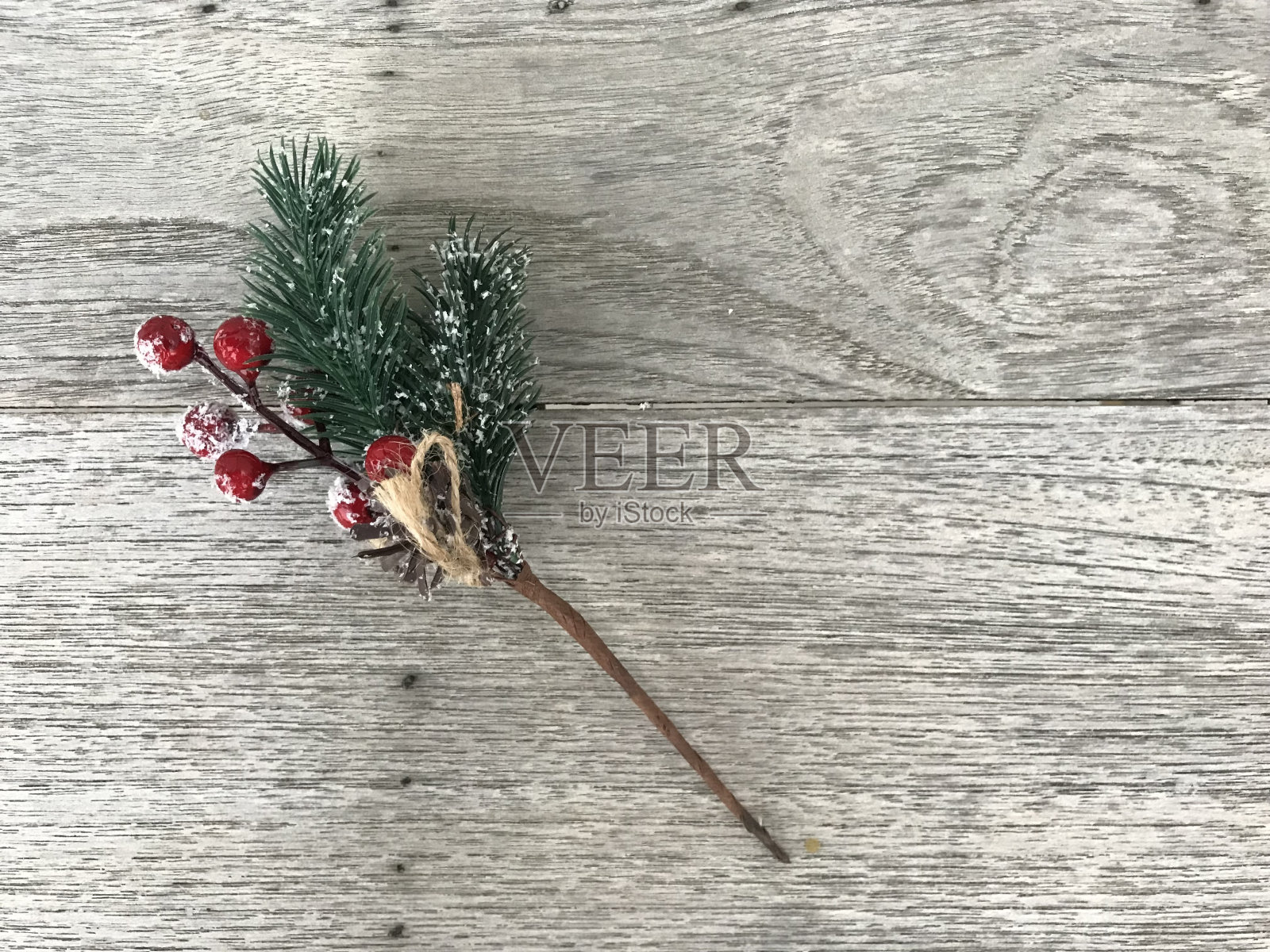 木制背景上的圣诞花束照片摄影图片