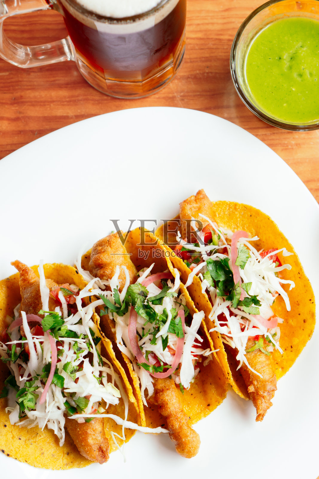 虾玉米卷配莎莎酱和啤酒的俯视图。照片摄影图片