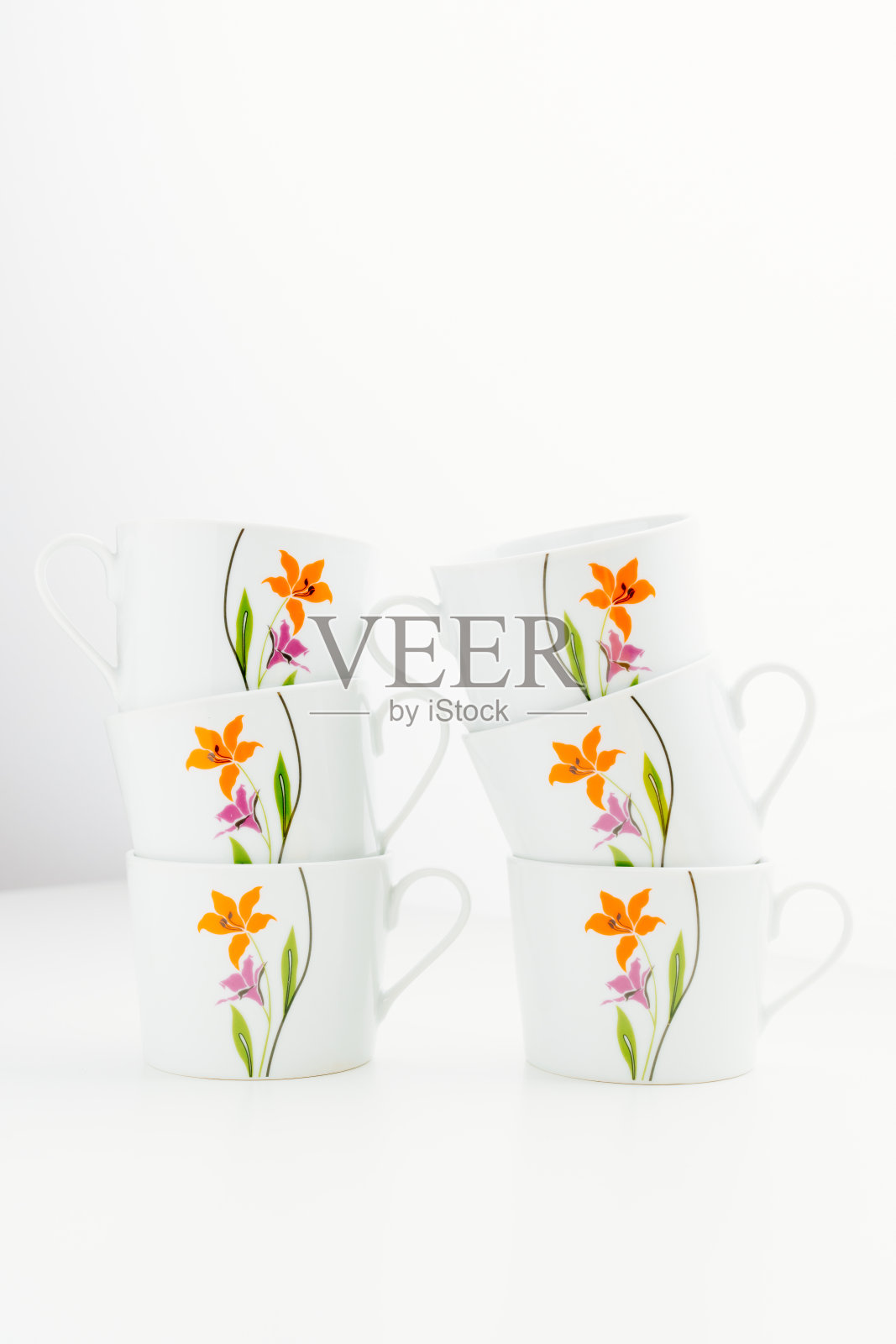 白色背景上有花的茶杯套装。漂亮的餐具。照片摄影图片