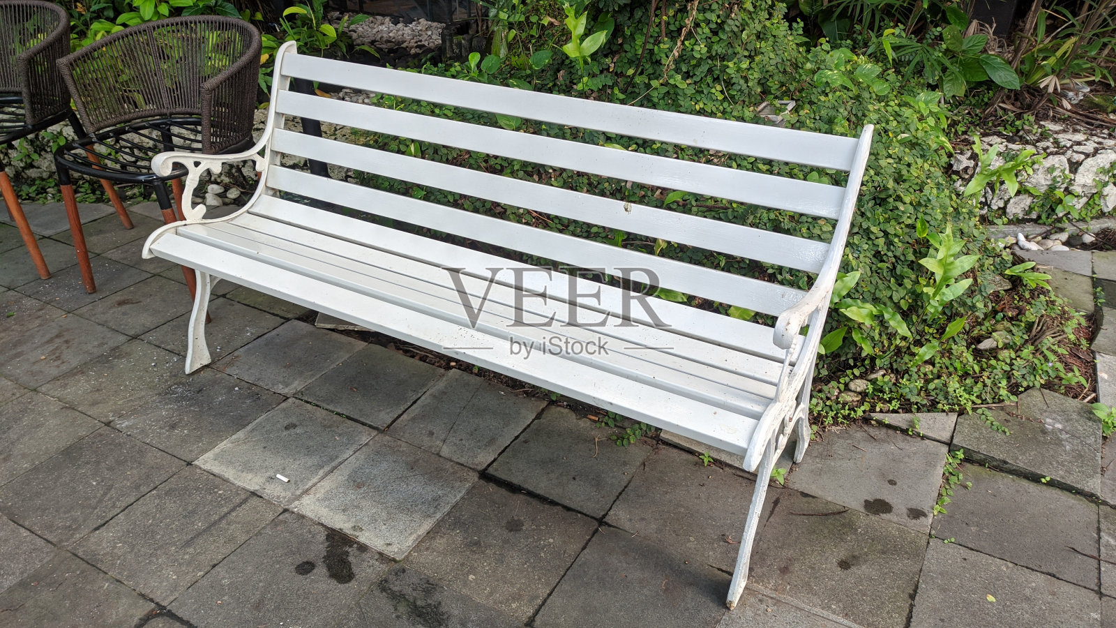 花园里的白色铁凳照片摄影图片