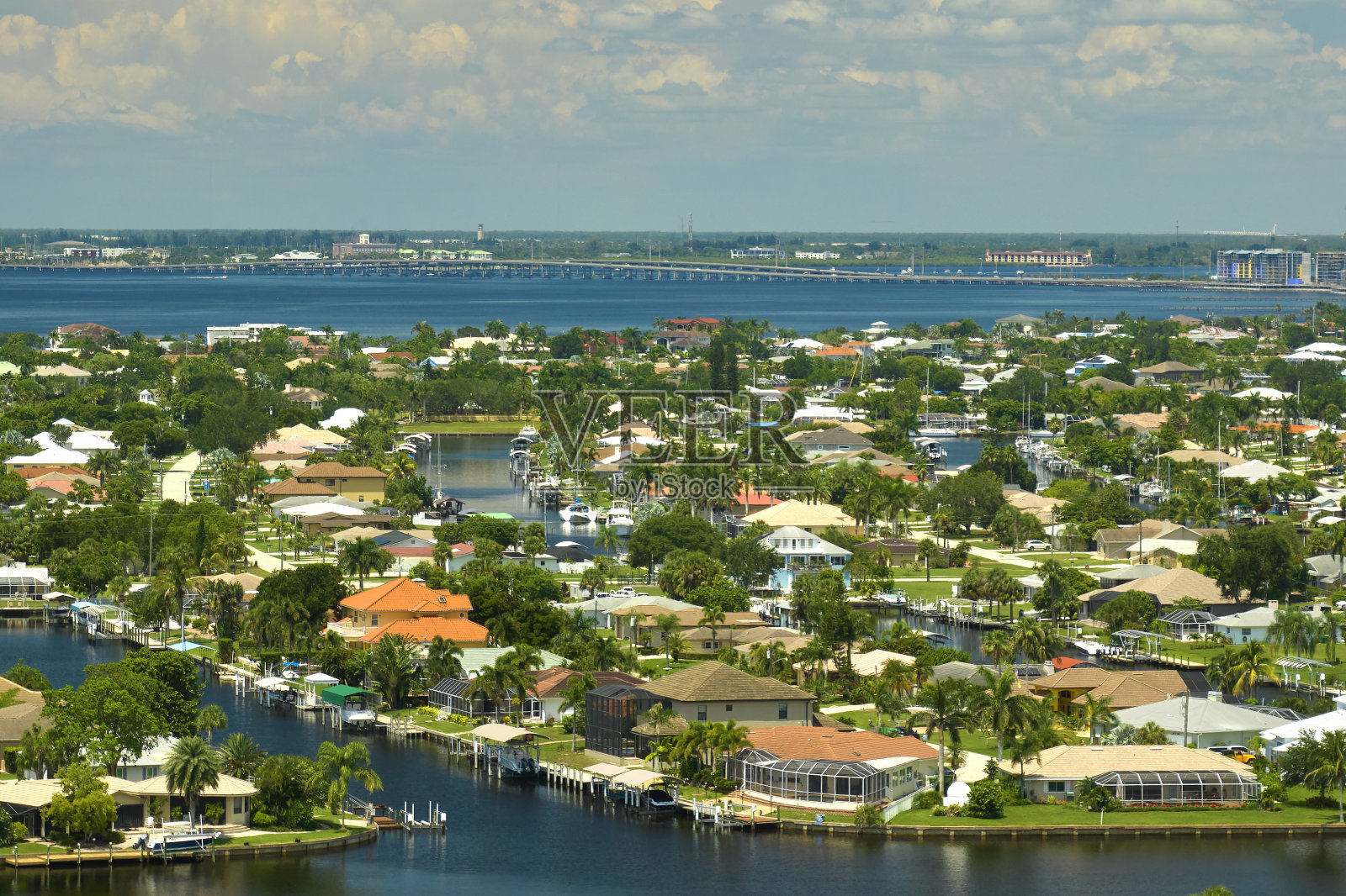 住宅郊区的鸟瞰图，一层房屋位于野生动物湿地附近，海岸上有绿色的热带植被。温暖的气候，亲近自然的生活理念照片摄影图片