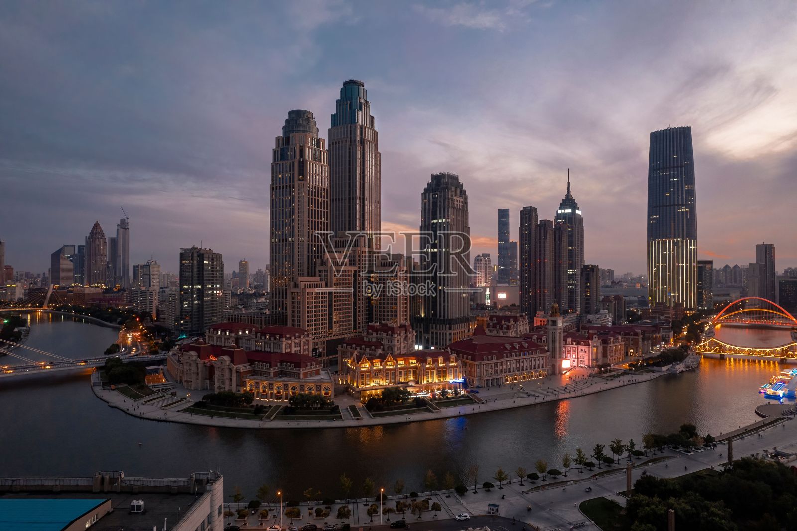 美丽的天际线，一个现代城市的黄昏照片摄影图片