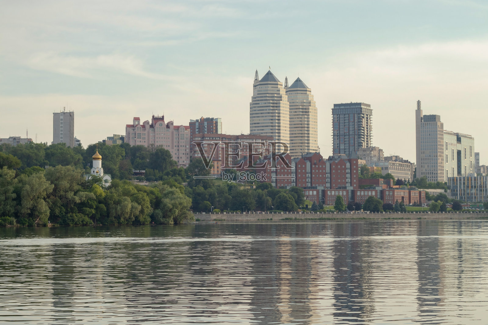 城市中心河堤，乌克兰第聂伯罗市照片摄影图片