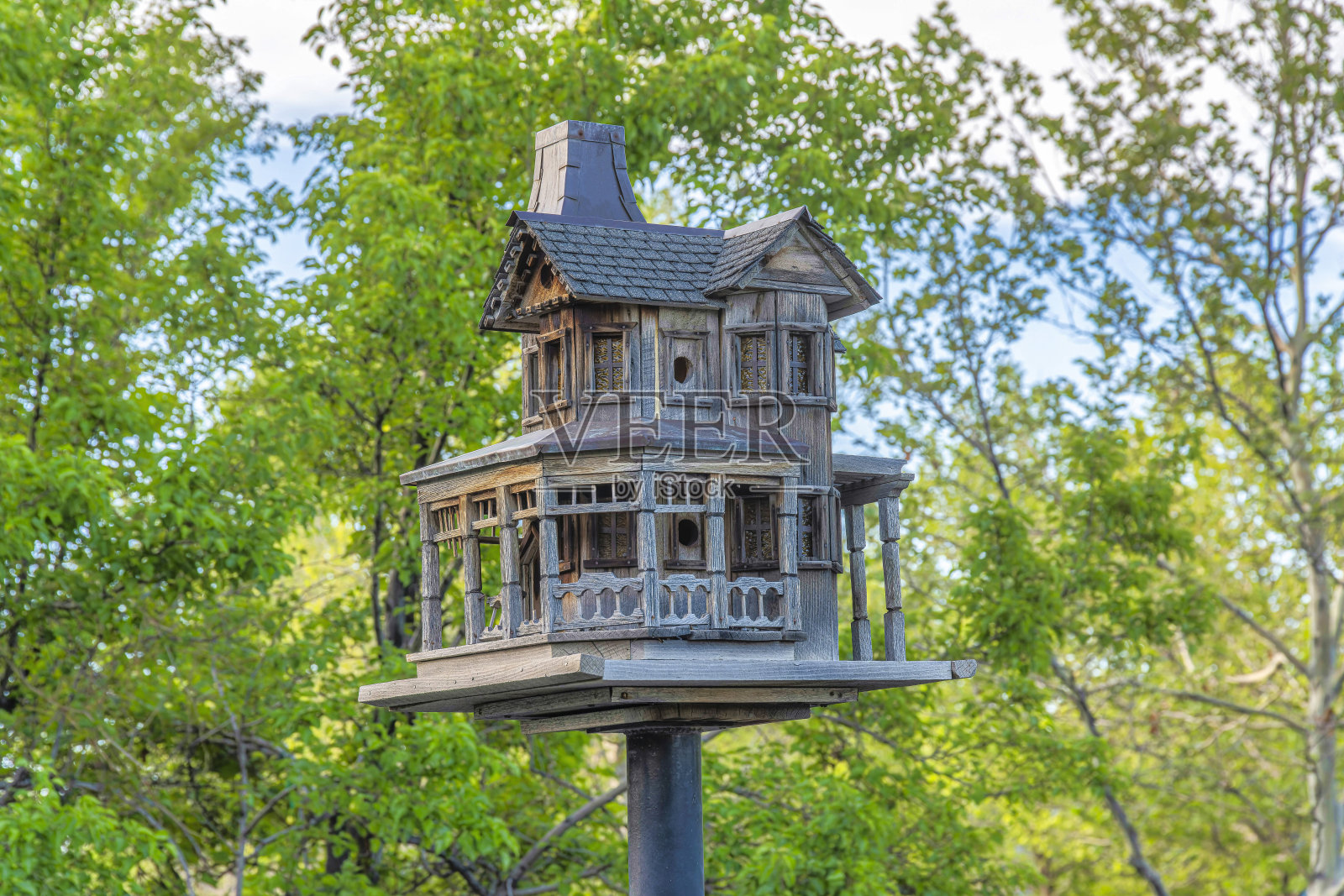 犹他州黎明，金属柱子上的木制鸟笼照片摄影图片