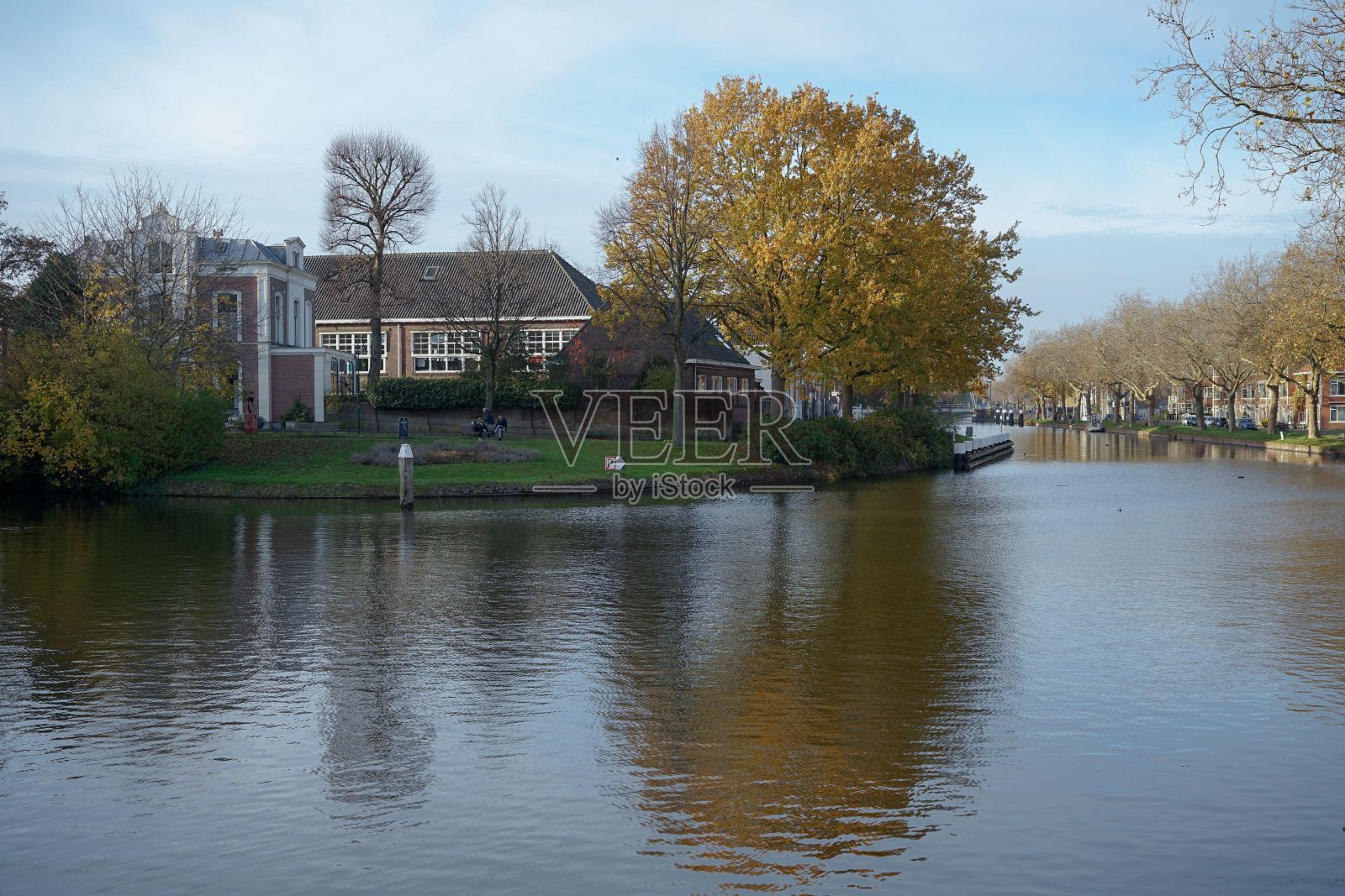 代尔夫特的奥斯辛格尔运河美丽的景色，水中映出五颜六色的树木和房屋照片摄影图片