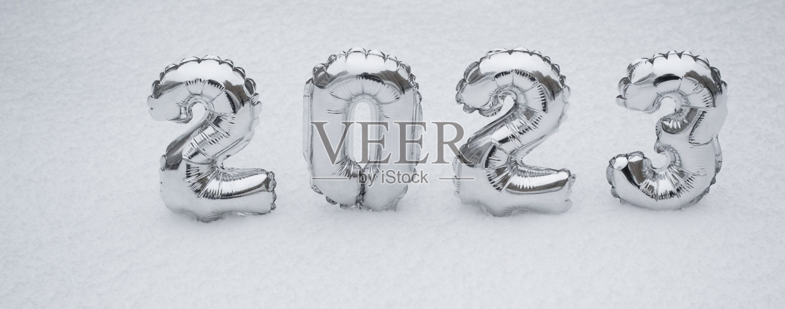 2023年新年的银色数字横幅，在冬季的白色白雪背景上复制空间照片摄影图片