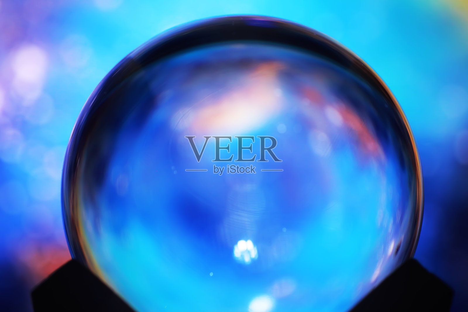 魔术球预测。神秘的成分。算命先生，心灵力量，预测概念。空间里面。照片摄影图片