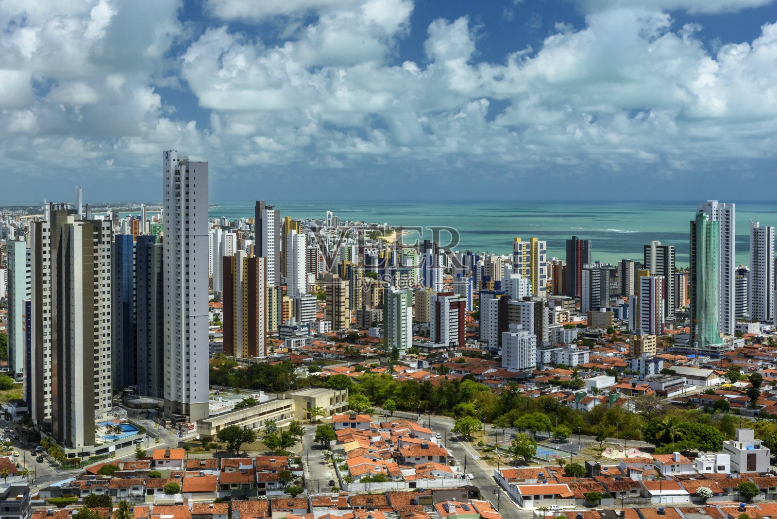 Joao Pessoa, Paraíba, Brazil, on December 20, 2022. Partial view of the city showing houses, buildings and Bessa beach in the background.照片摄影图片