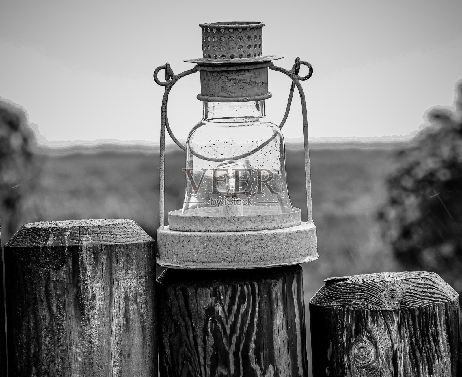 狂风暴雨的北海上的老灯照片摄影图片