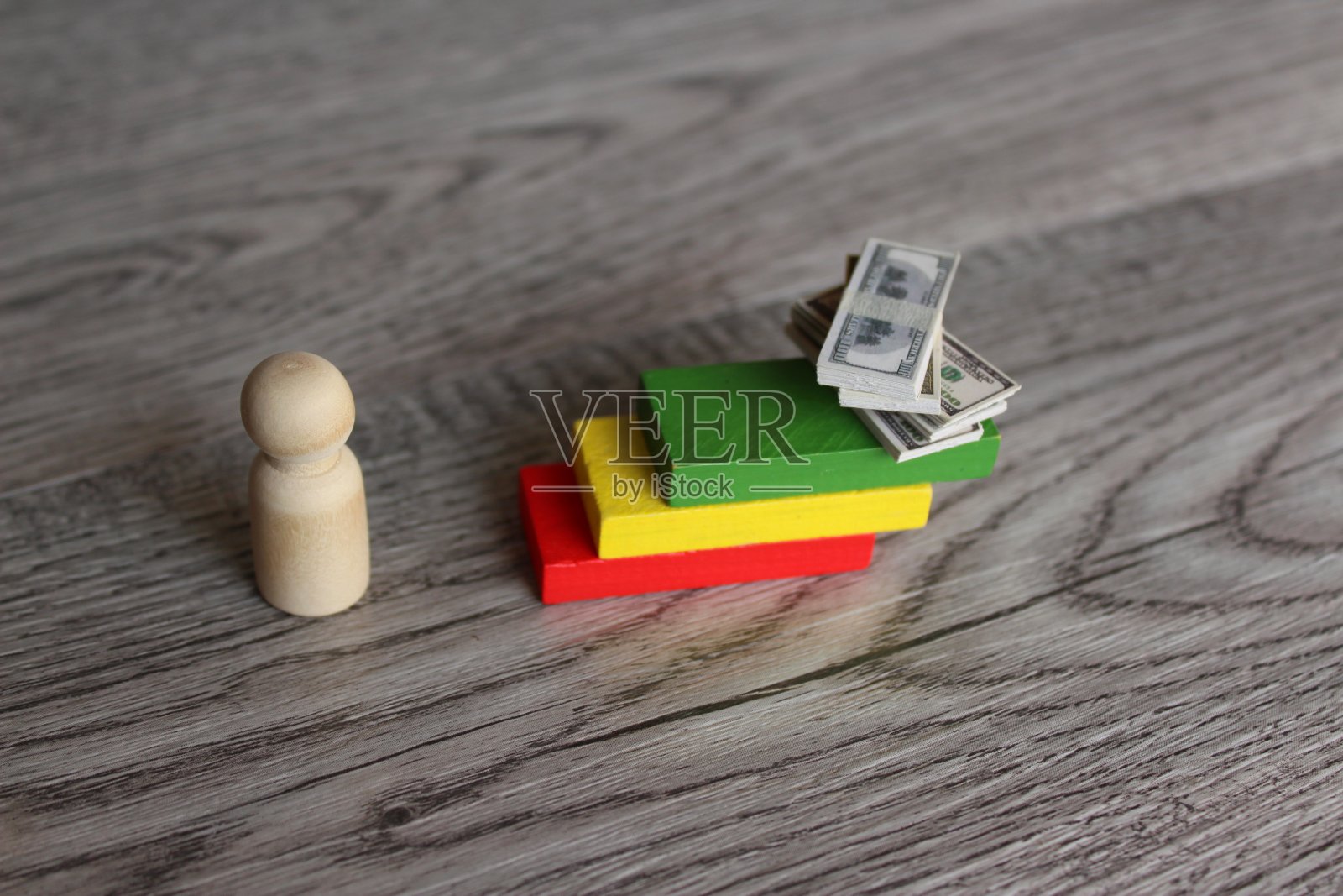 楼梯顶上有木娃娃和一堆钱照片摄影图片