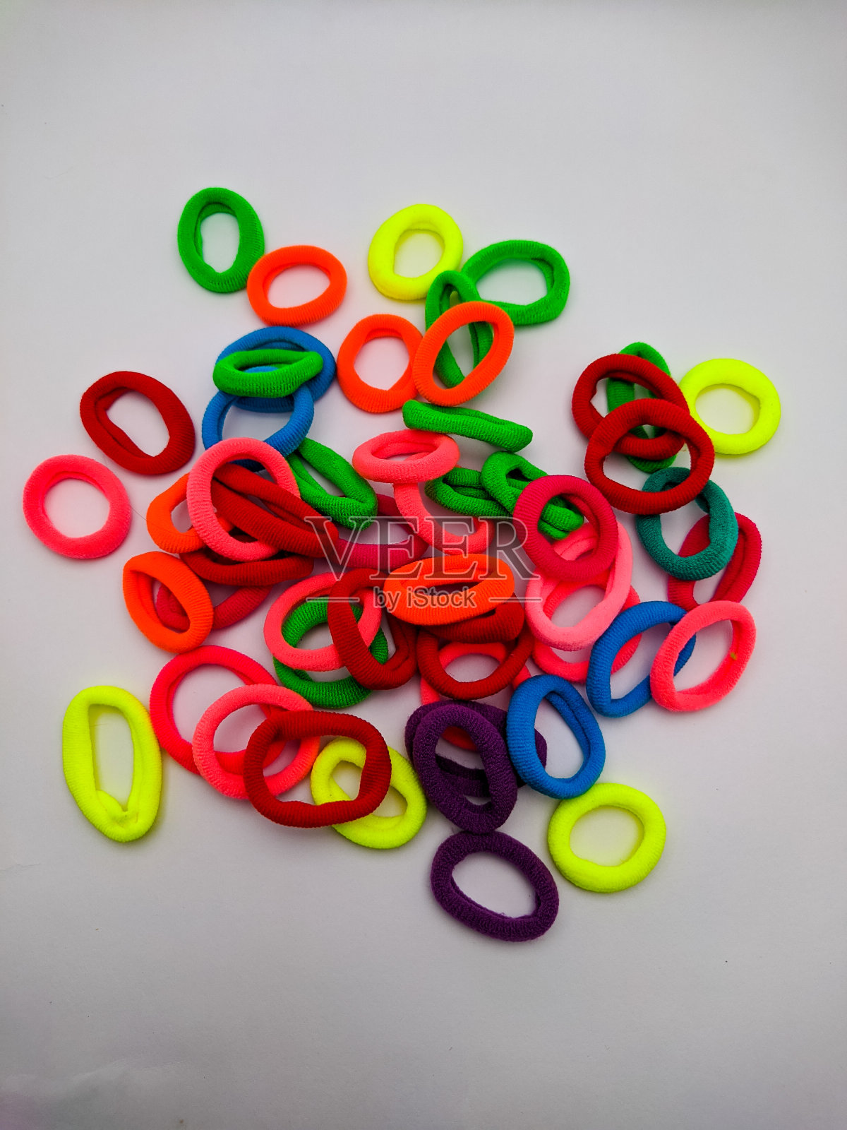 白色的背景上有许多颜色的头发领带来装饰头发照片摄影图片