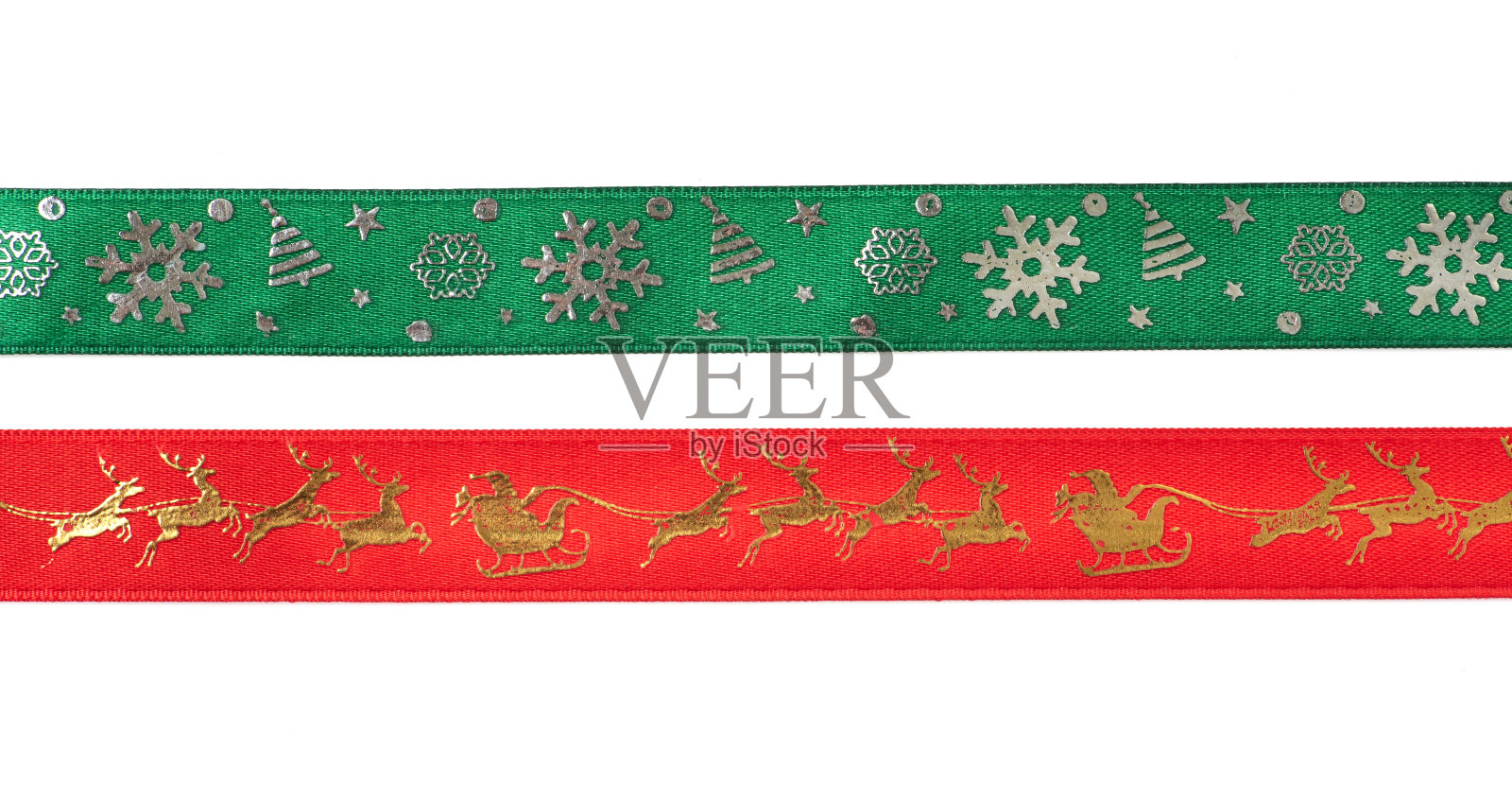 用于礼物包装的圣诞彩带。红色和绿色的圣诞彩带。照片摄影图片