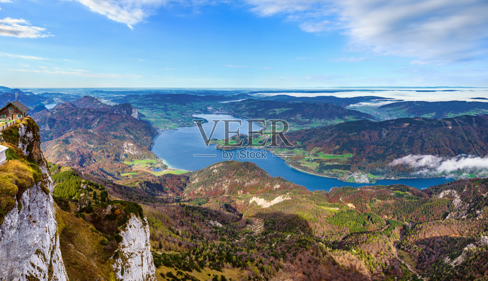 上奥地利萨尔茨卡默古特，从Schafberg视点看阿尔卑斯山脉湖泊如画的秋天。照片摄影图片