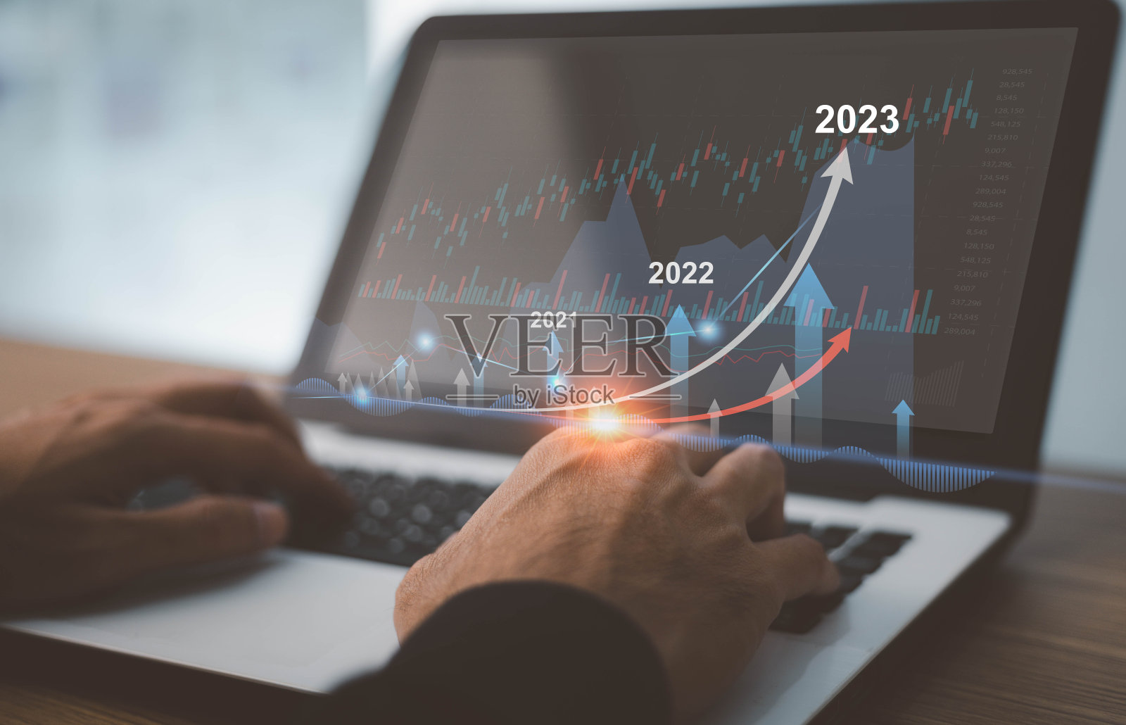 男性交易员投资者分析师手持智能手机分析股票市场交易图表，指数数据，使用移动股票交易所应用程序检查价格。照片摄影图片