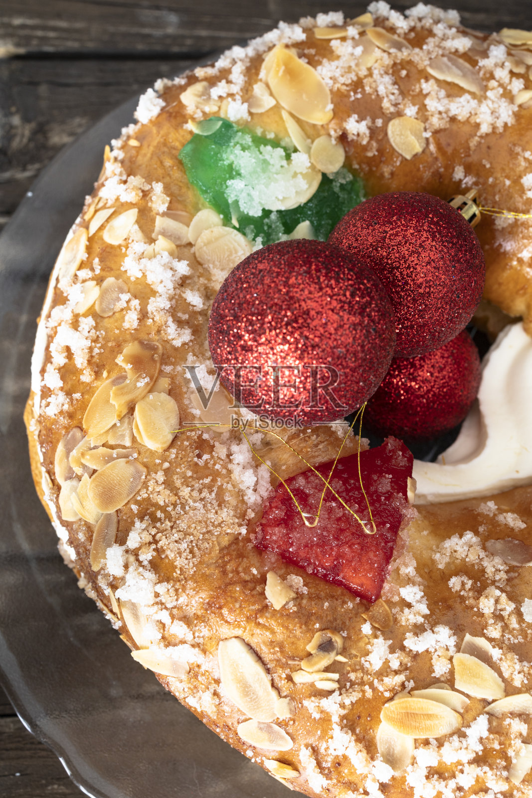 Three King's cake, (roscón de Reyes), a typical sweet that is eaten in Spain at Christmas and especially on Three Kings Day照片摄影图片