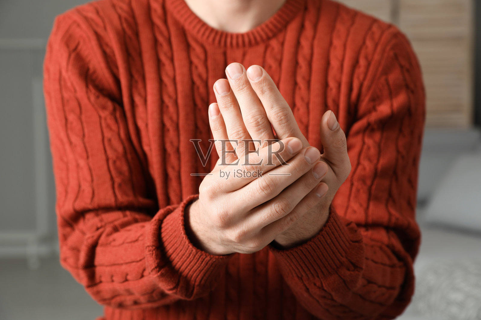 一名男子在家中被扣扳机，特写照片摄影图片