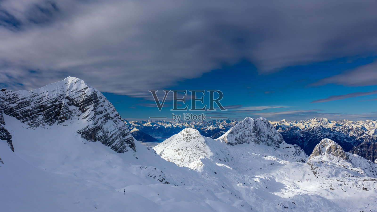 在意大利弗留利-威尼斯朱利亚的朱利安阿尔卑斯山滑雪登山照片摄影图片