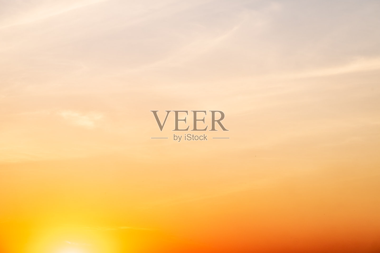 美丽的渐变橙色云彩和阳光在蓝天上完美的背景，在傍晚，黄昏照片摄影图片