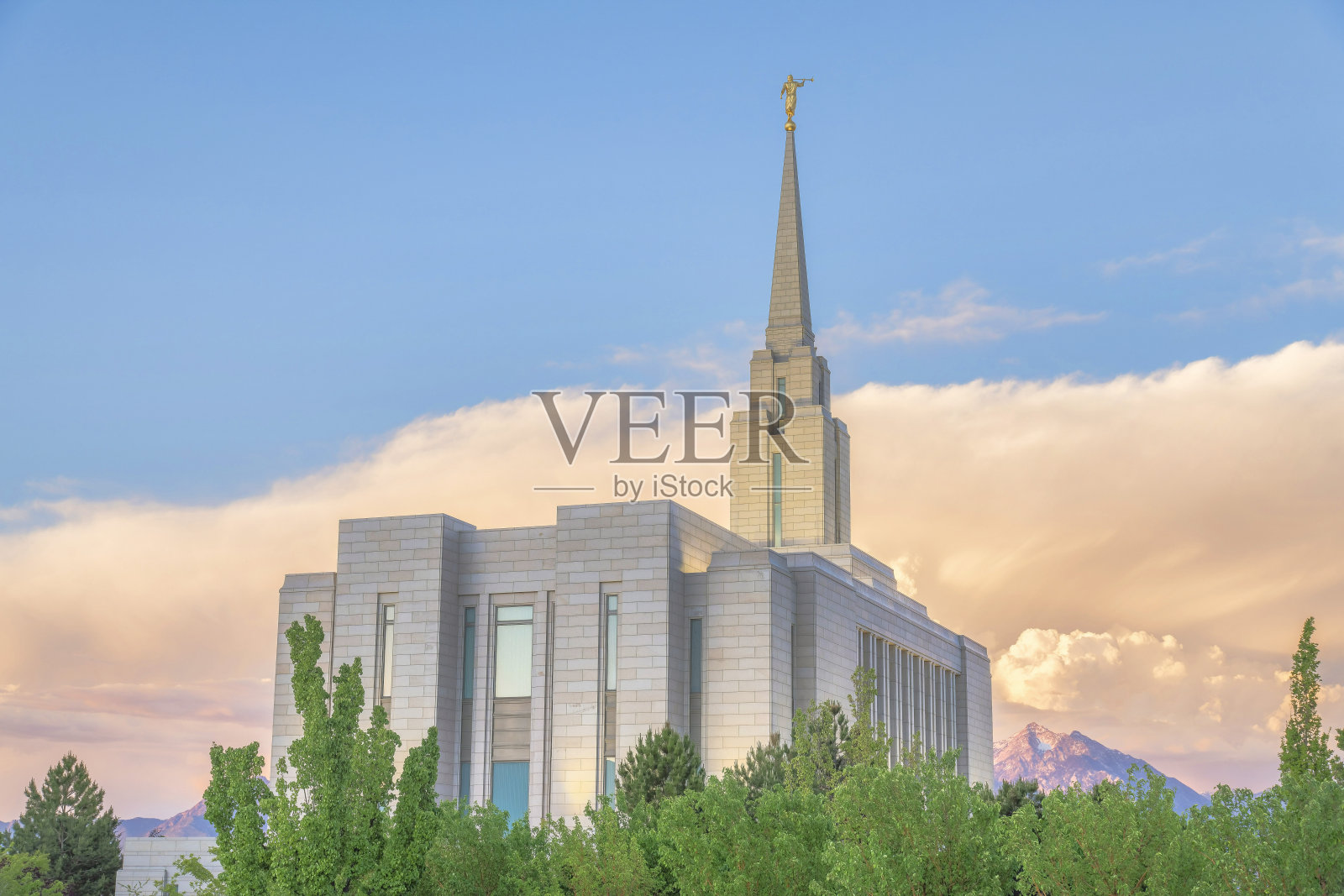 LDS教堂的顶部外观，尖塔顶部有金色雕像照片摄影图片