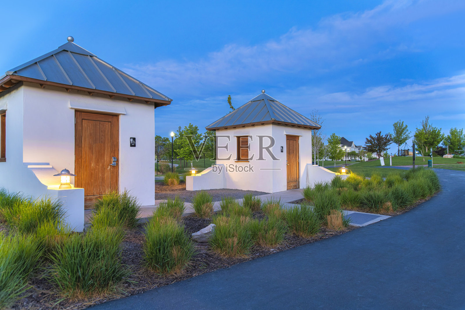 犹他州Daybreak的男女公共浴室棚照片摄影图片