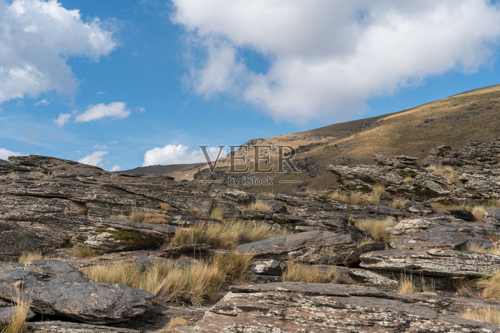 西班牙南部内华达山脉的岩层照片摄影图片