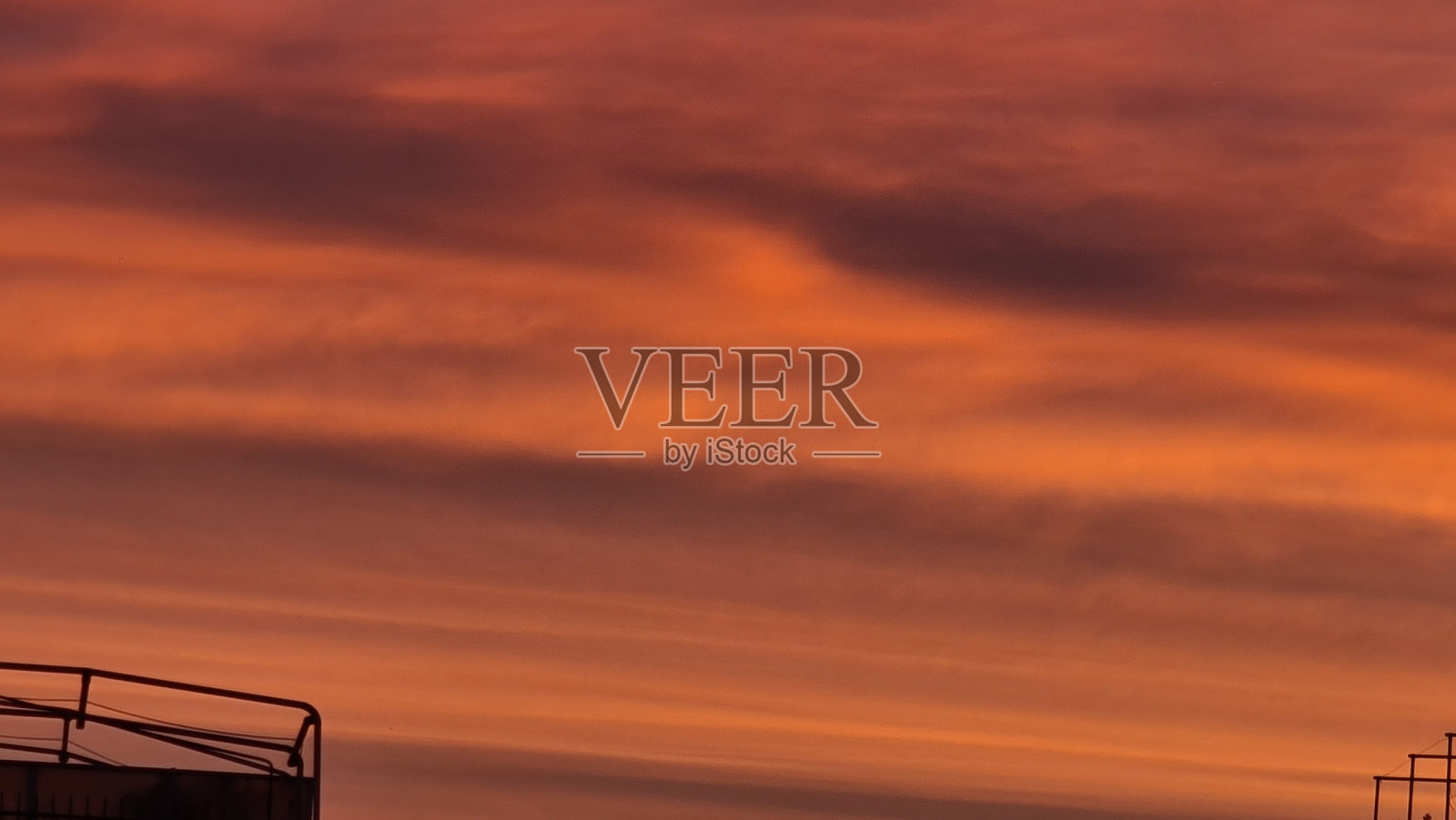 城市上空美丽的日落照片摄影图片