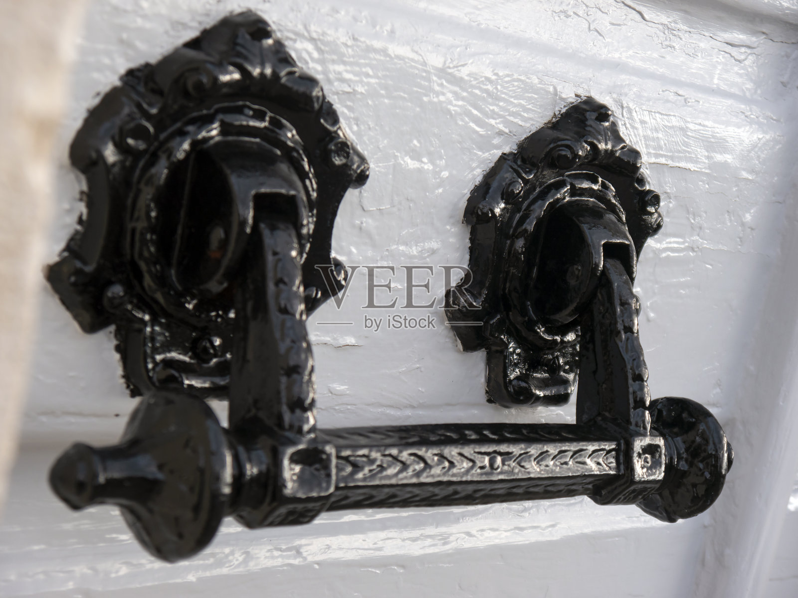 老式铸铁门把手在一个木面板角度近距离观看照片摄影图片