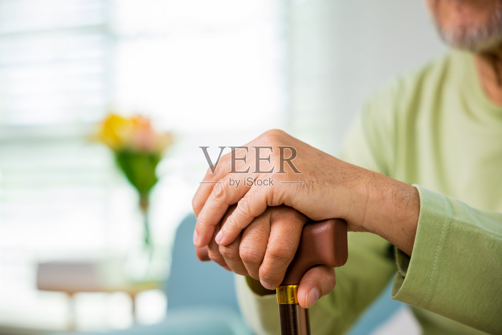 合上亚洲老人的手，手握藤柄照片摄影图片