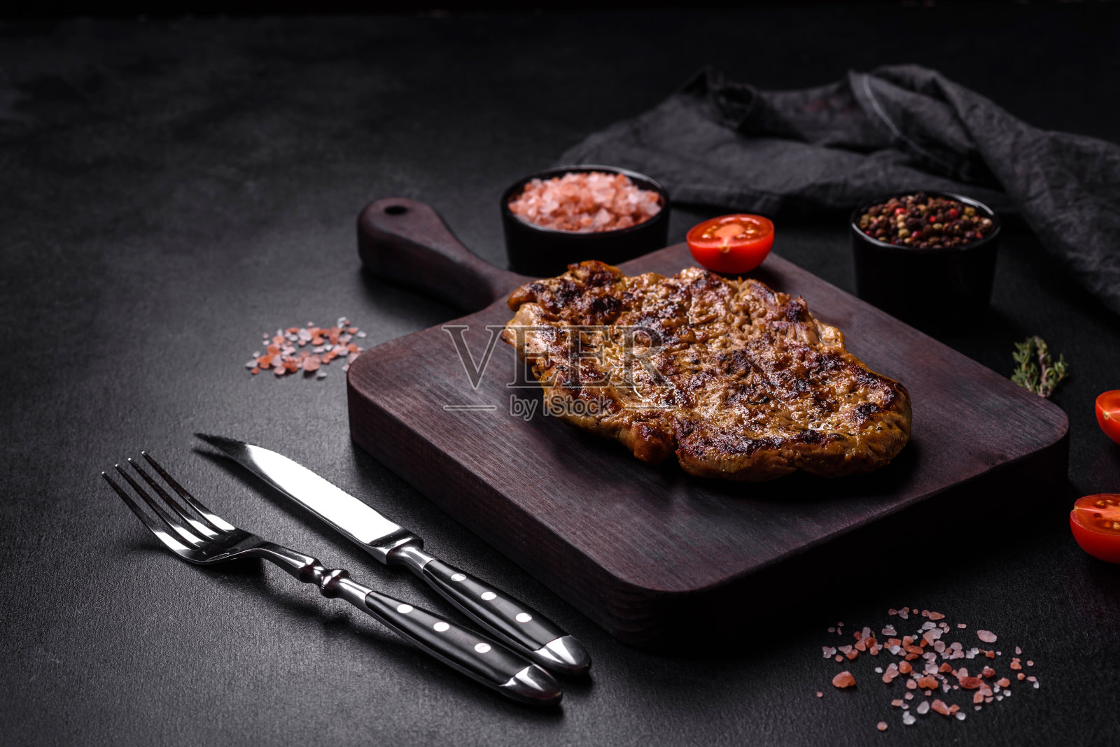 美味多汁的烤猪肉排配香料和香草照片摄影图片