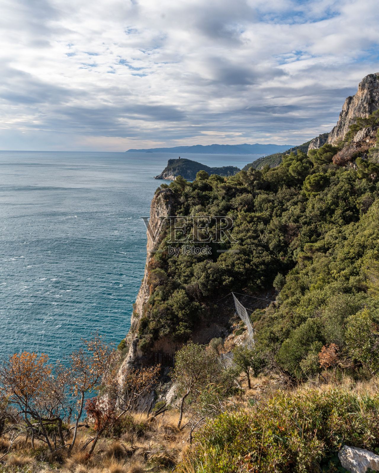 垂直拍摄的岩石利古里亚海岸线附近的诺利，意大利照片摄影图片