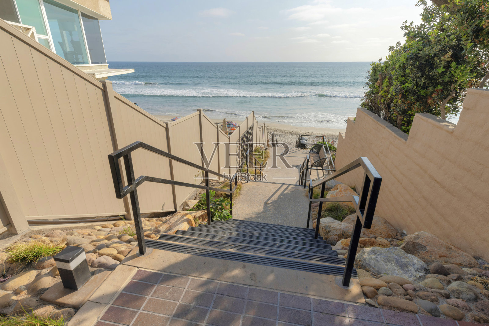 加州卡尔斯巴德海滩别墅米色栅栏中间的楼梯照片摄影图片