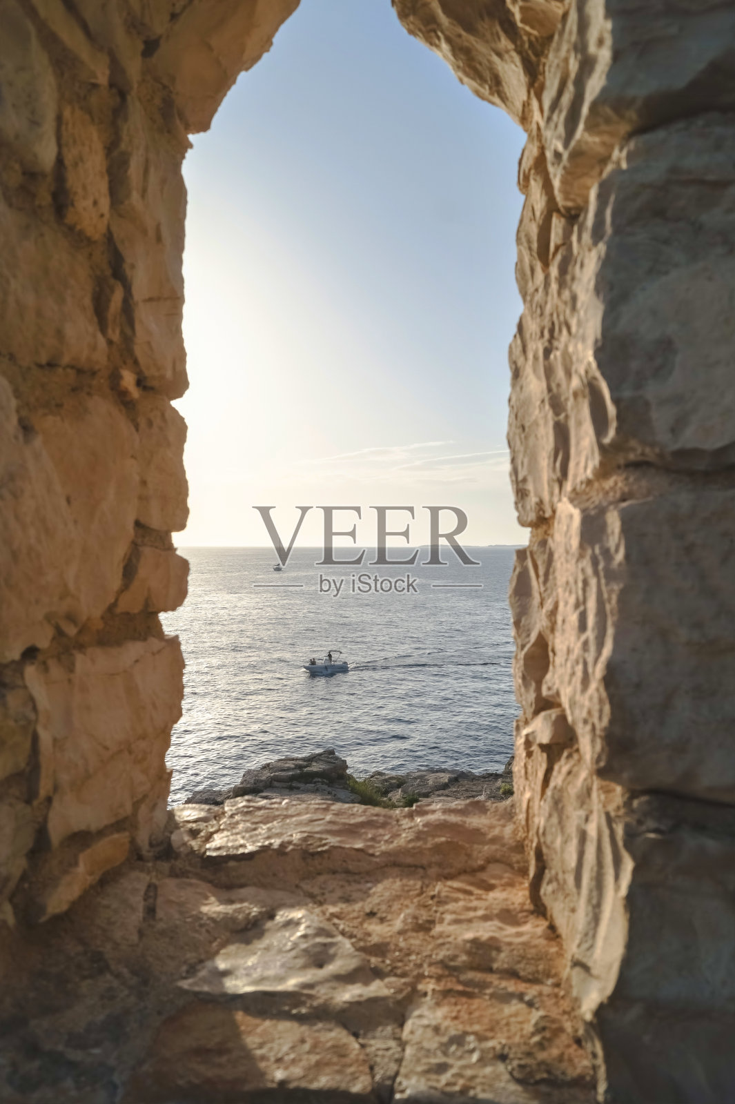 透过大海的窗户，可以看到亚得里亚海岩石海岸的风景照片摄影图片