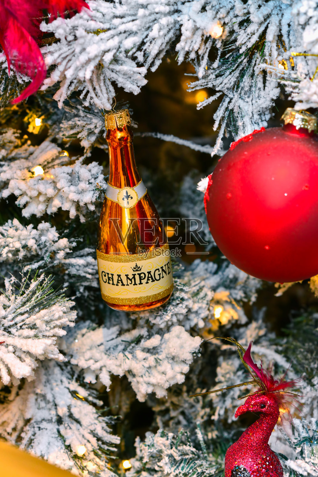 圣诞装饰在白雪覆盖的圣诞树上的玩具照片摄影图片