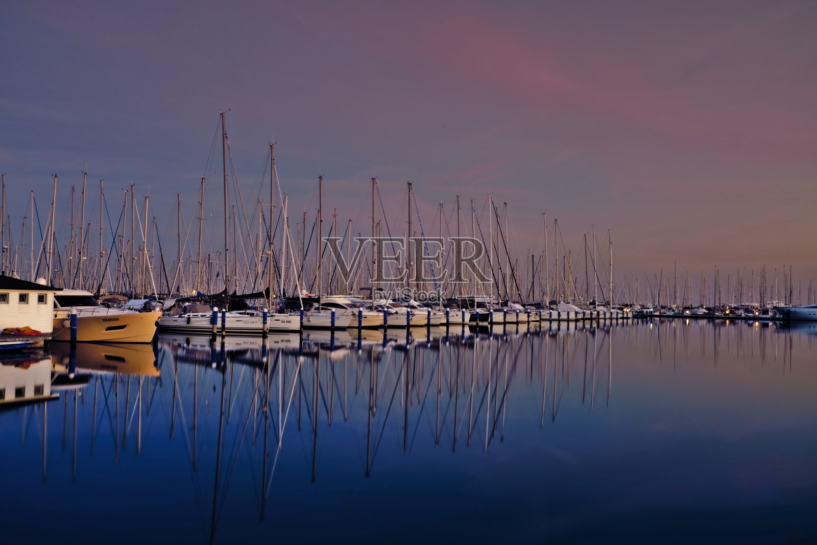 游艇俱乐部在夜间航行照片摄影图片