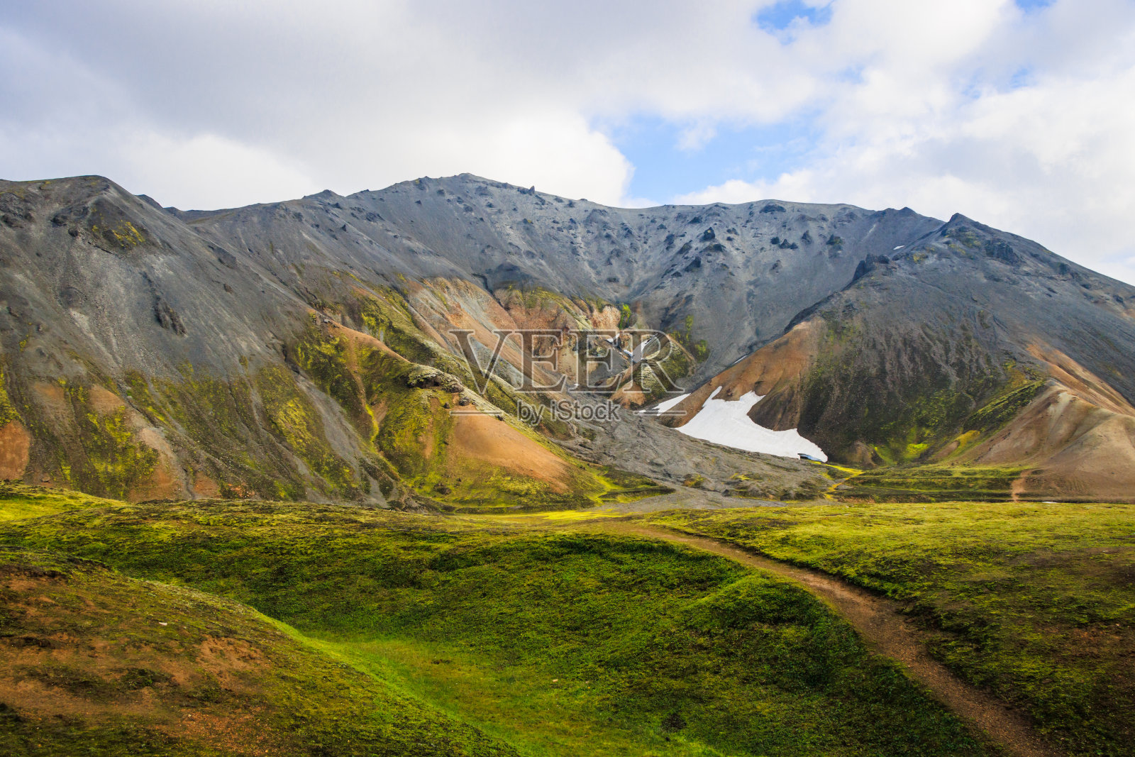 徒步旅行在色彩缤纷的山脉，绿色苔藓，地热池，美丽的火山山谷的高地，冰岛照片摄影图片