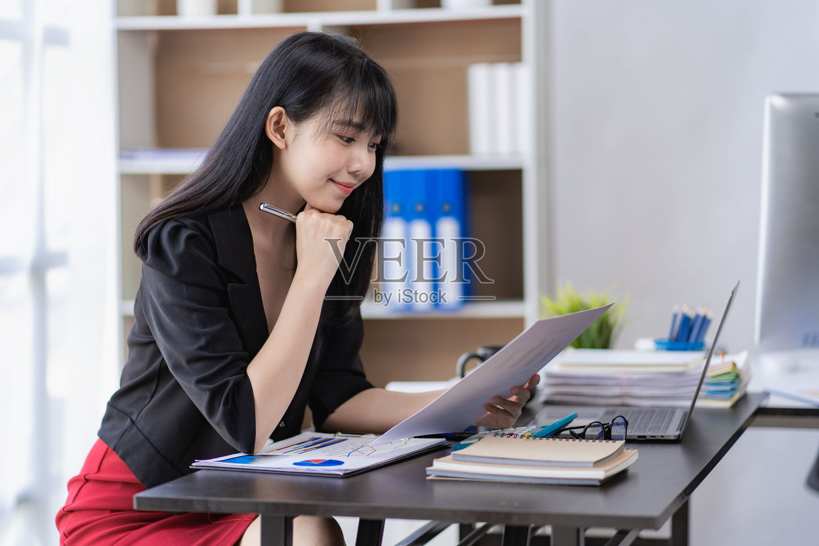 亚洲女商人用笔记本电脑工作计算，分析，年轻女性，财务顾问，准备统计报告，研究文件，在办公室检查财务图表。照片摄影图片