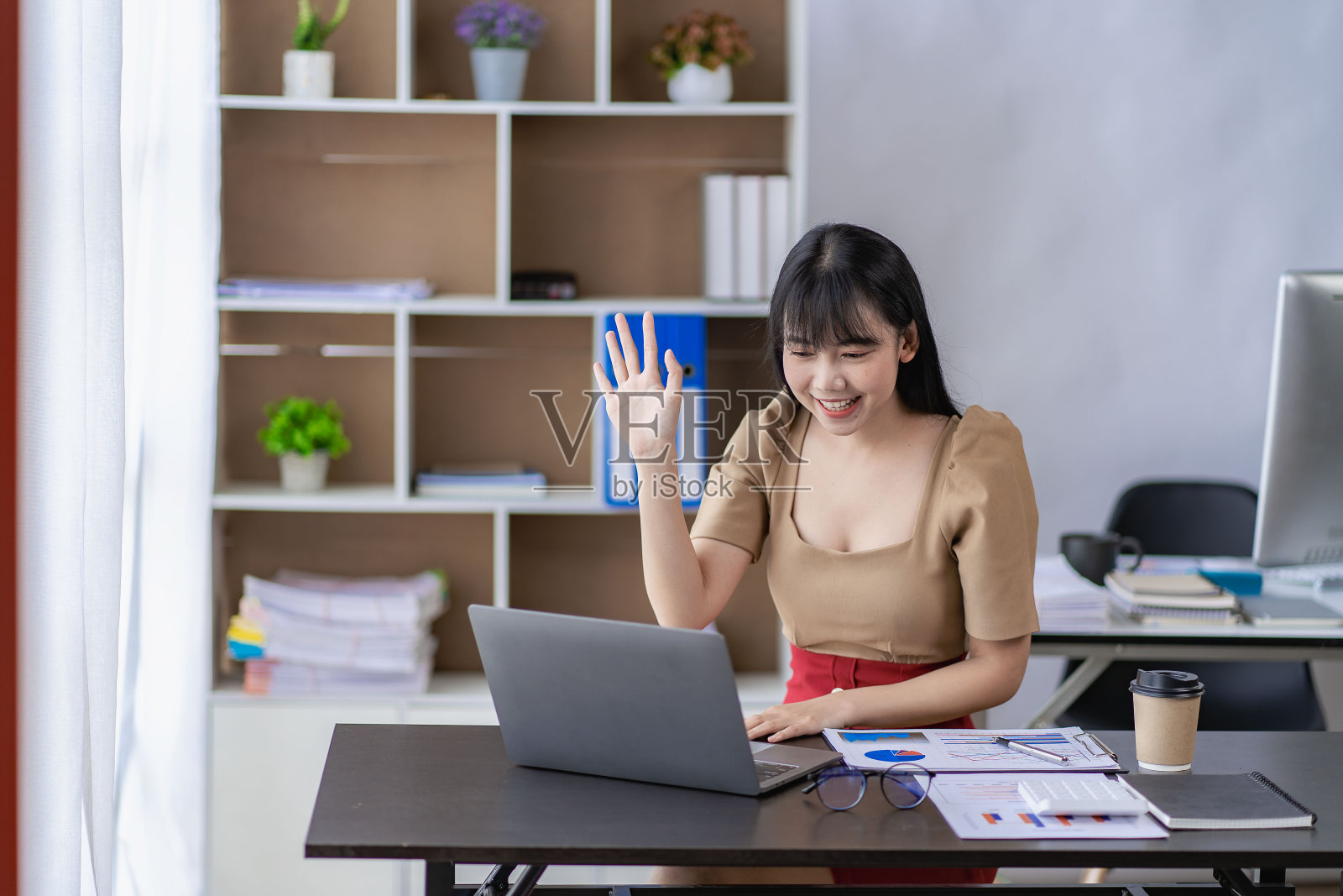 亚洲女商人用笔记本电脑工作计算，分析，年轻女性，财务顾问，准备统计报告，研究文件，在办公室检查财务图表。照片摄影图片