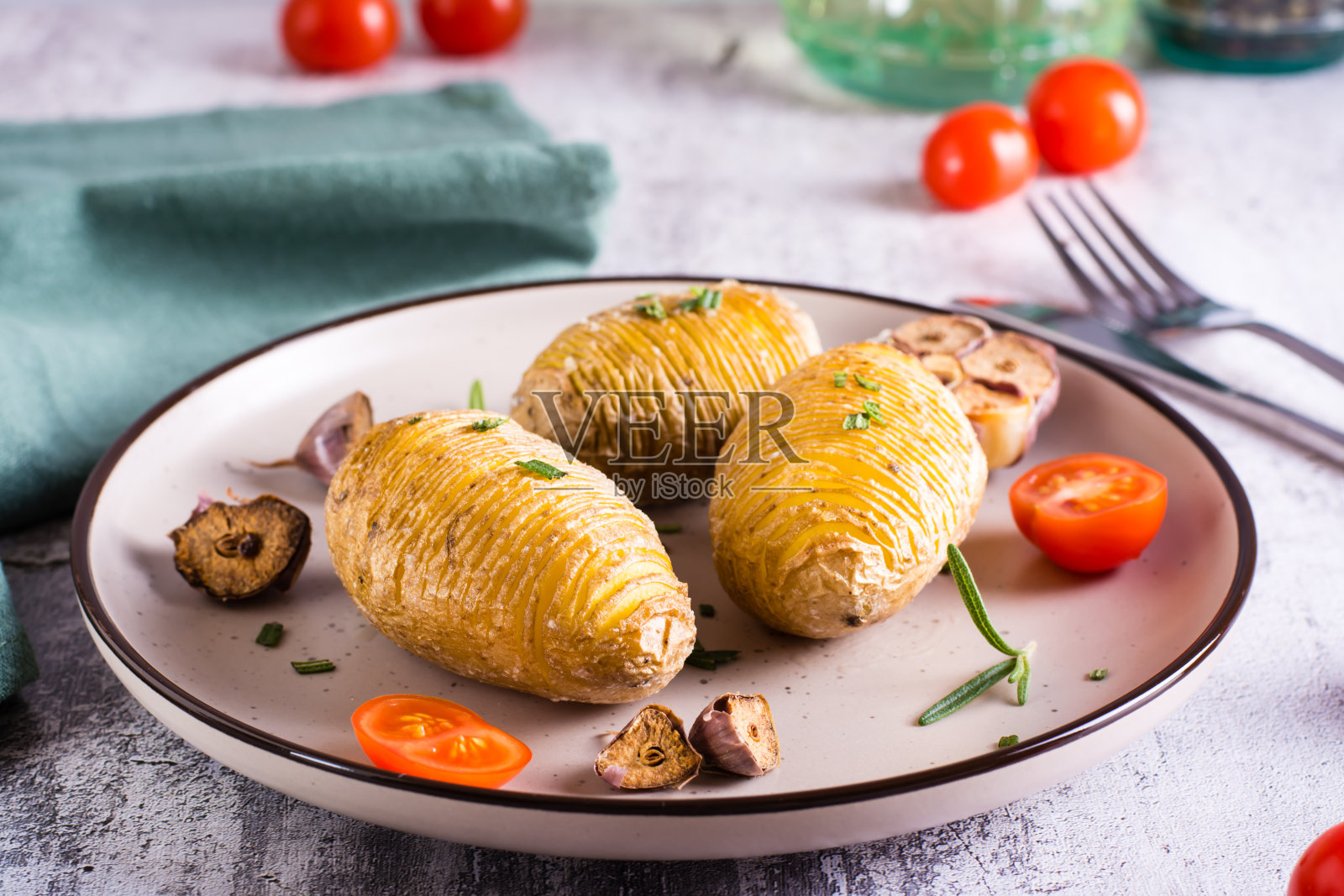 美味的自制烤哈萨克土豆配上大蒜和迷迭香。照片摄影图片