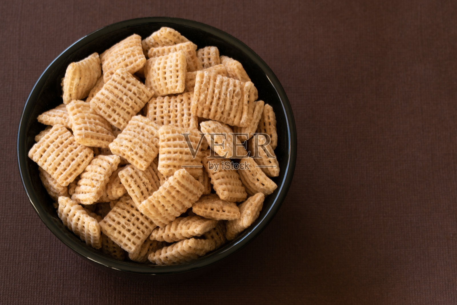 碗里的脆米麦片照片摄影图片