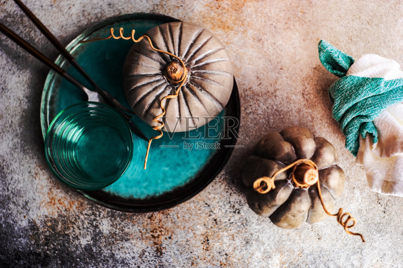 秋季餐桌布置照片摄影图片