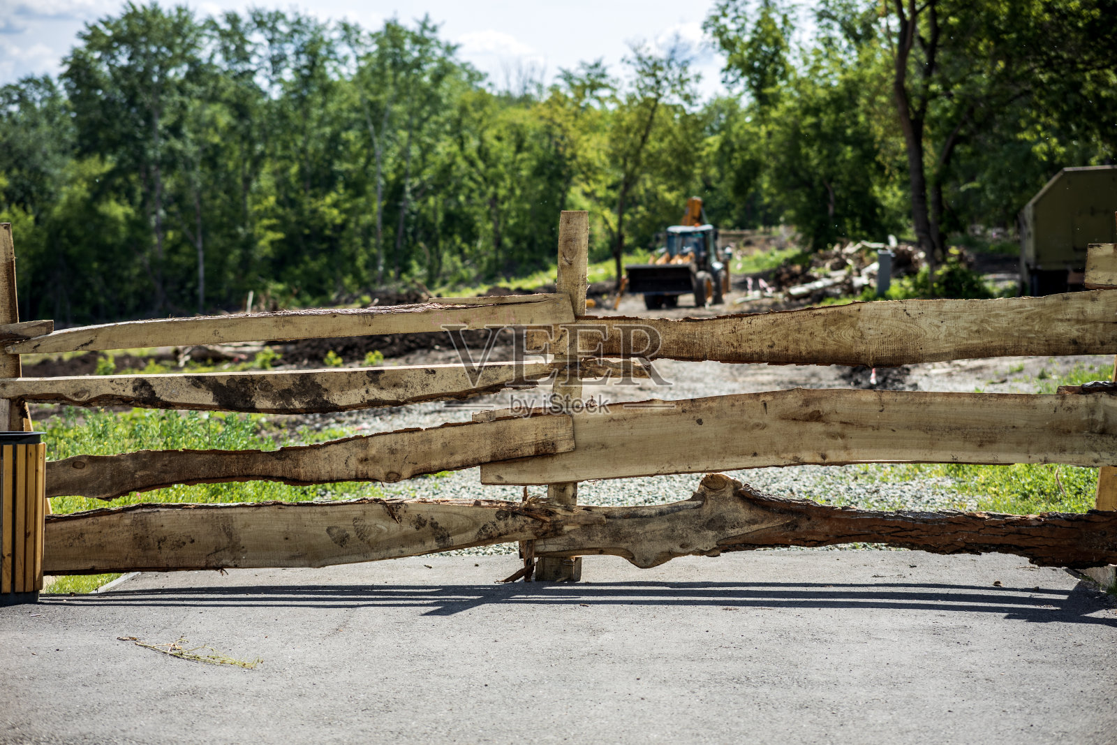用栅栏隔开行人照片摄影图片