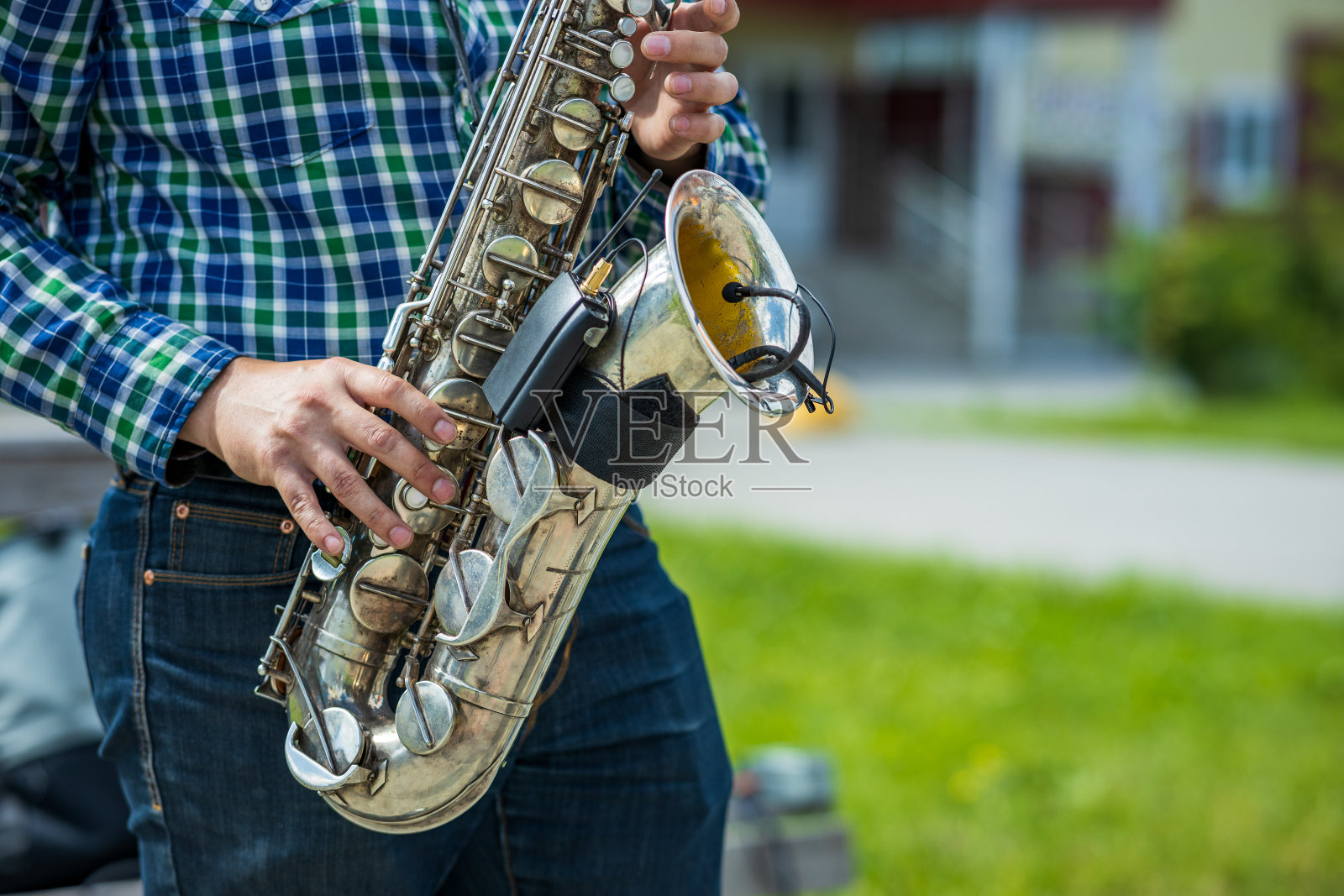 手和萨克斯管的特写照片摄影图片