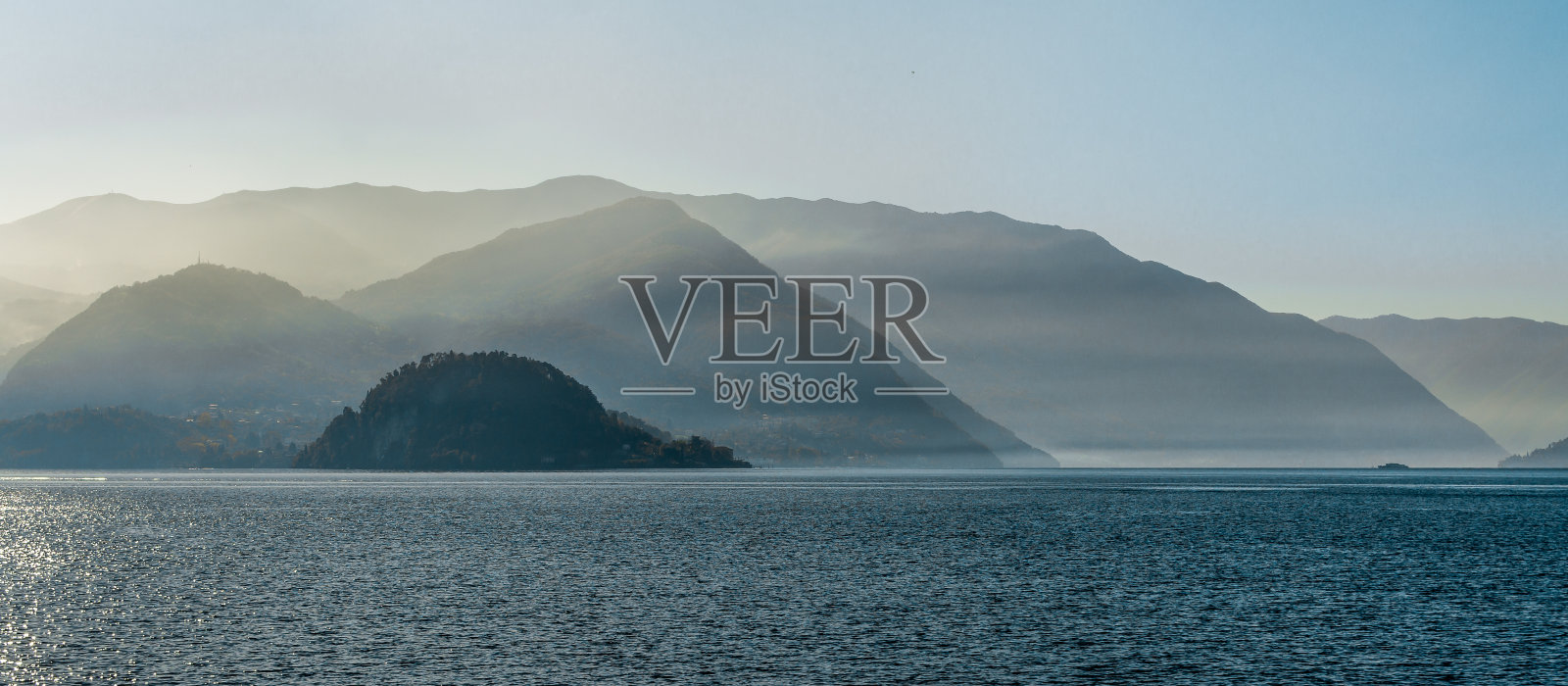 雾和雾在科莫湖照片摄影图片