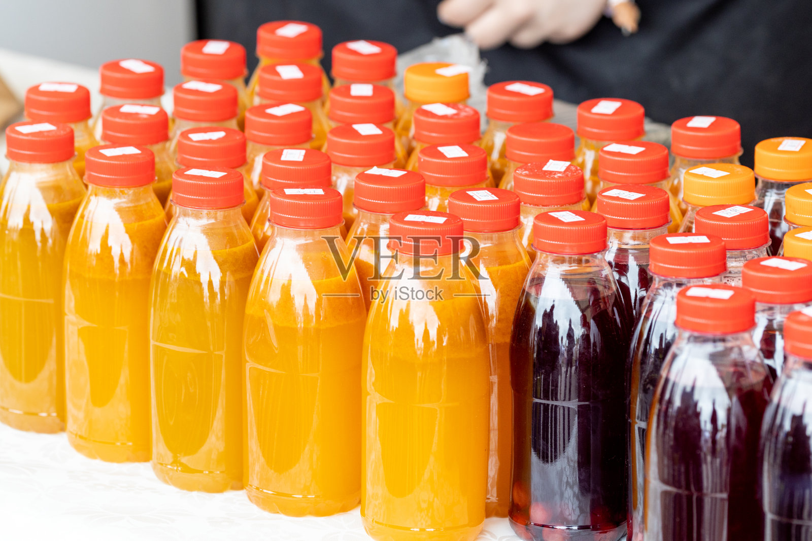 成排的自制健康饮料。密封瓶出售照片摄影图片