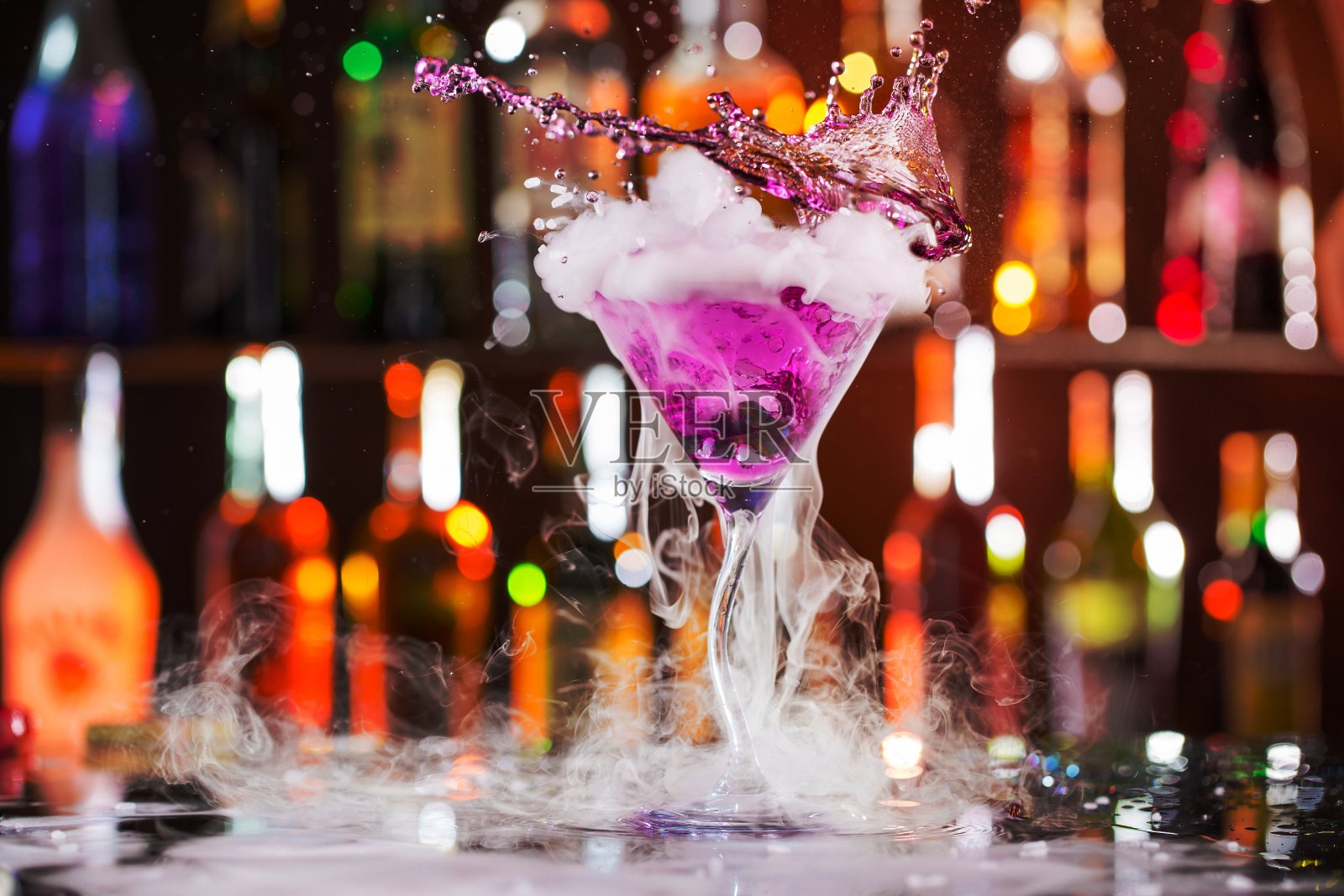 鸡尾酒和冰蒸汽在吧台桌子上，特写。照片摄影图片