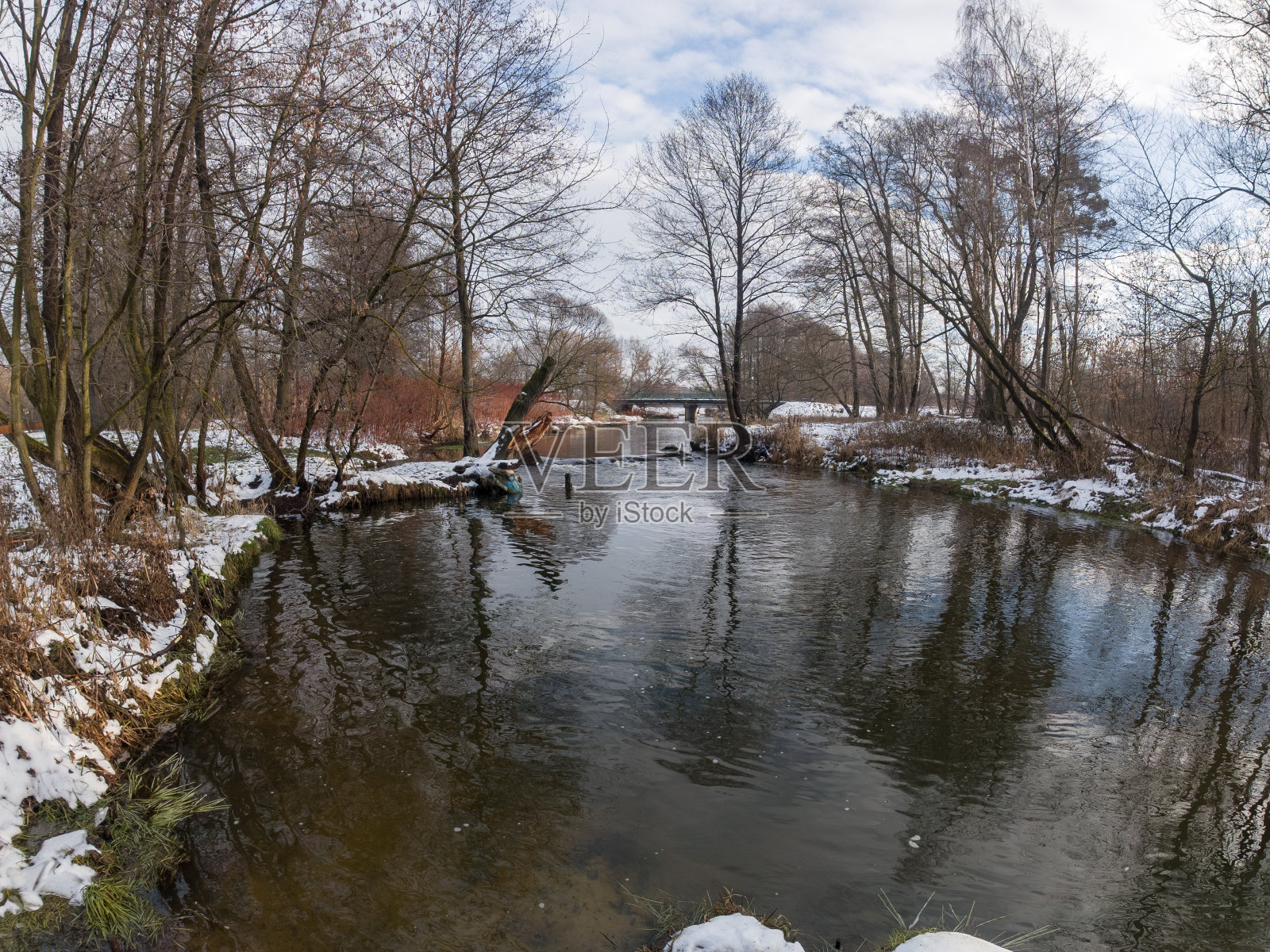 波兰一条小河上的初冬。照片摄影图片