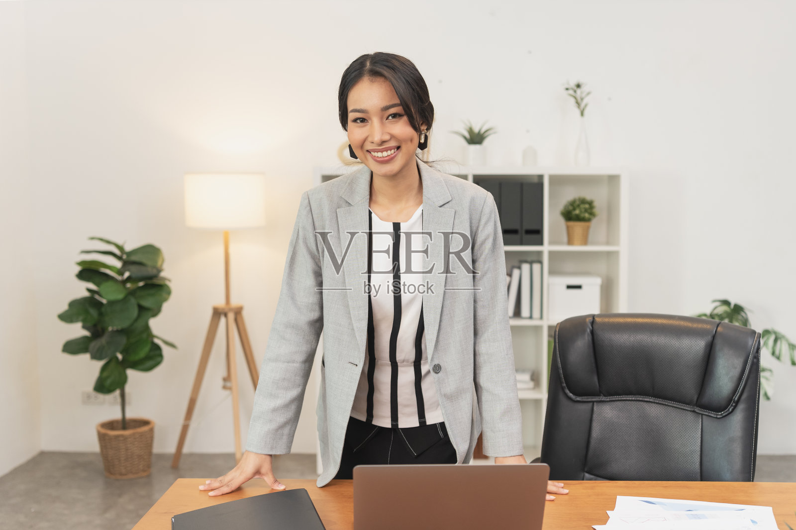 亚洲女商人当政。女性高管的肖像。照片摄影图片