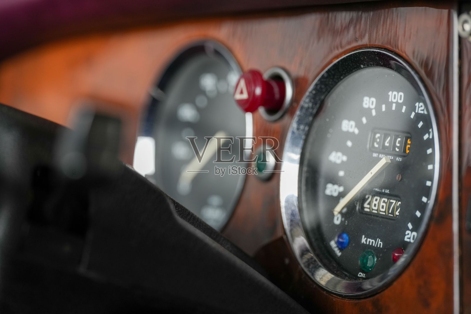 一辆老式汽车的仪表盘特写照片摄影图片